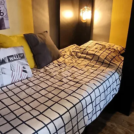 Bed In A Small By A Private Host In La Porte D'italie Hostel *